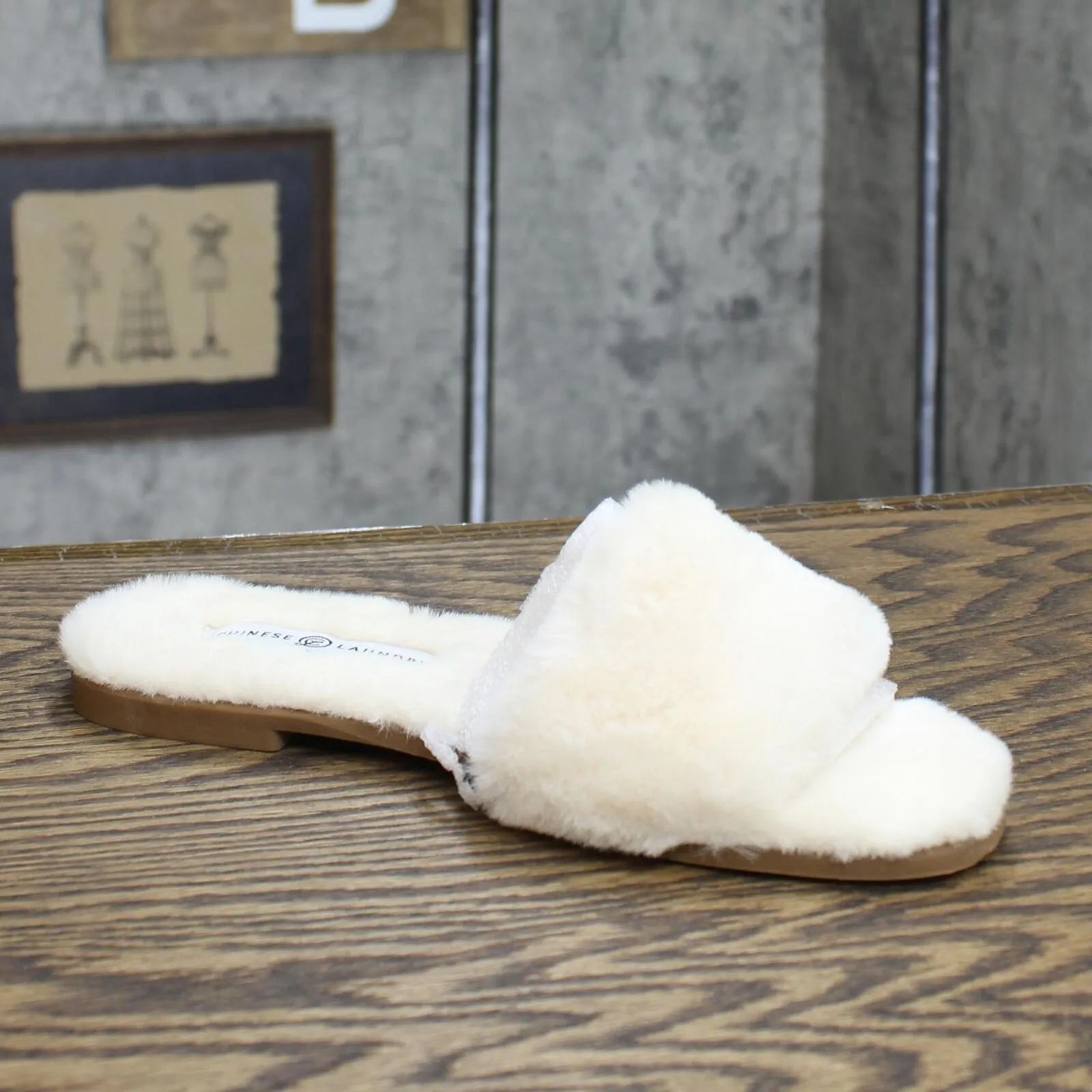 Chinese Laundry Womens Mulholland Fuzzy Flat Sandals Cream 7