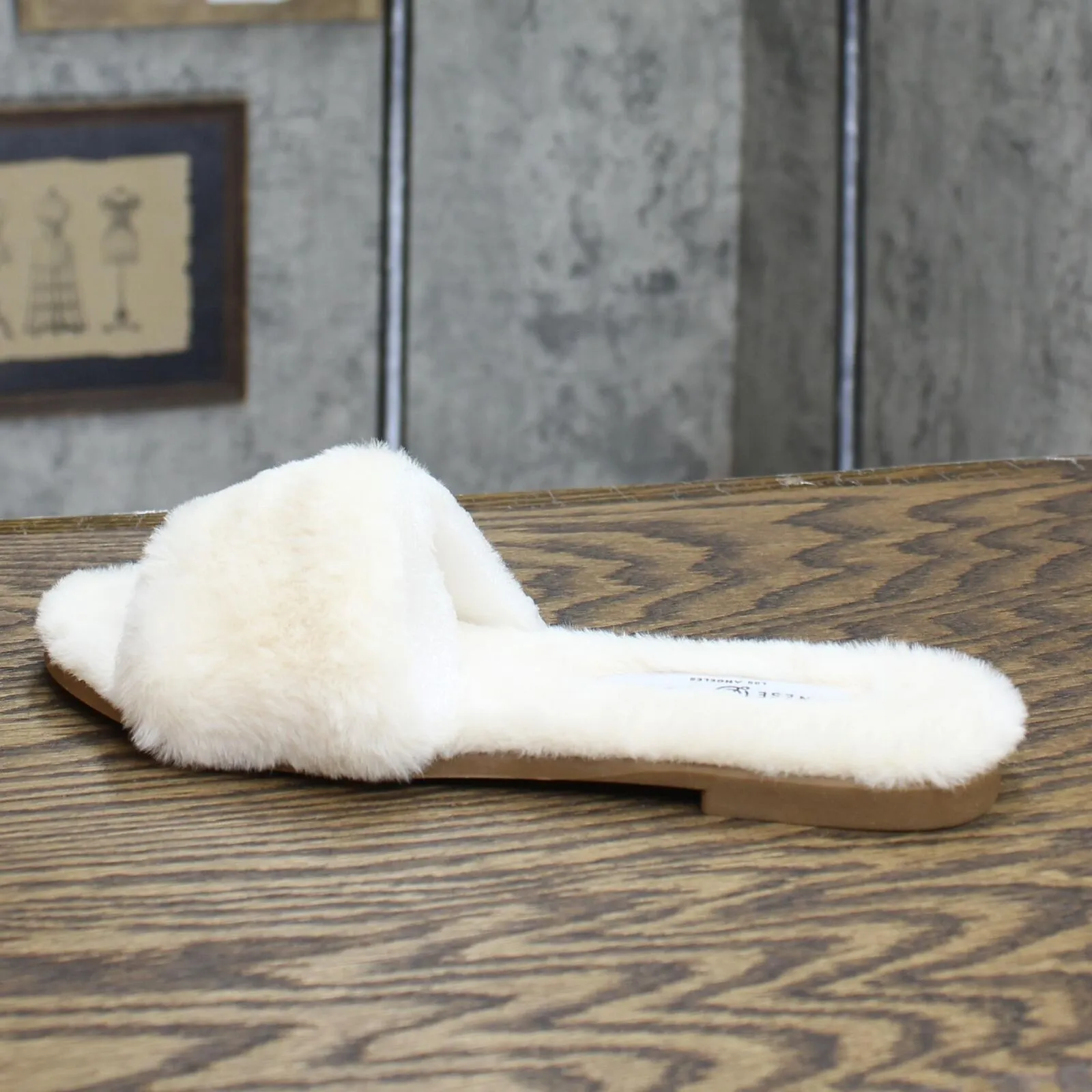 Chinese Laundry Womens Mulholland Fuzzy Flat Sandals Cream 7