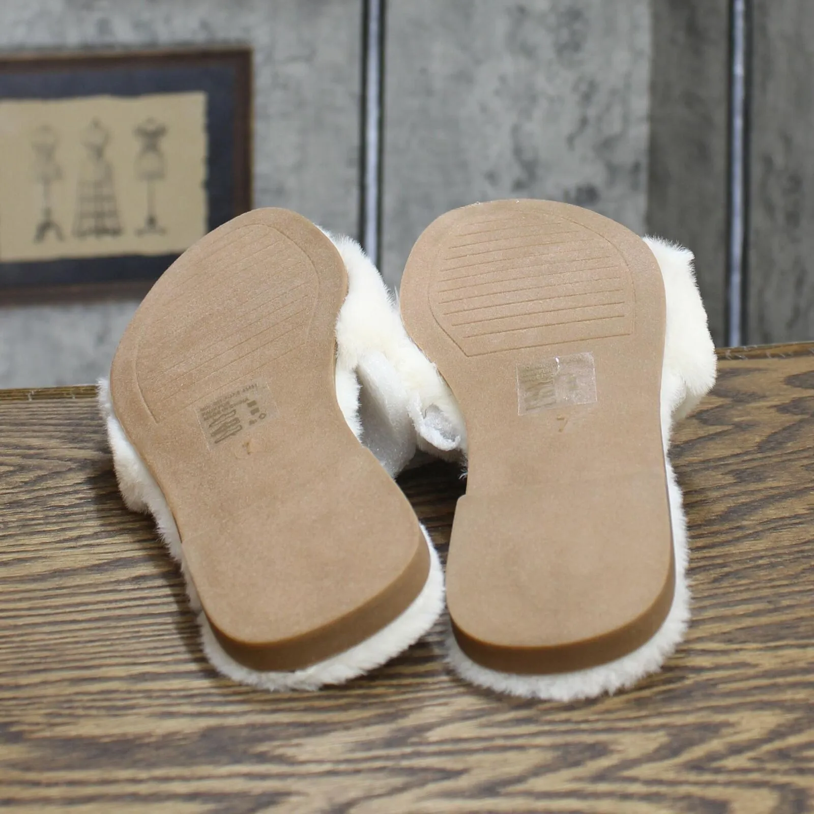 Chinese Laundry Womens Mulholland Fuzzy Flat Sandals Cream 7