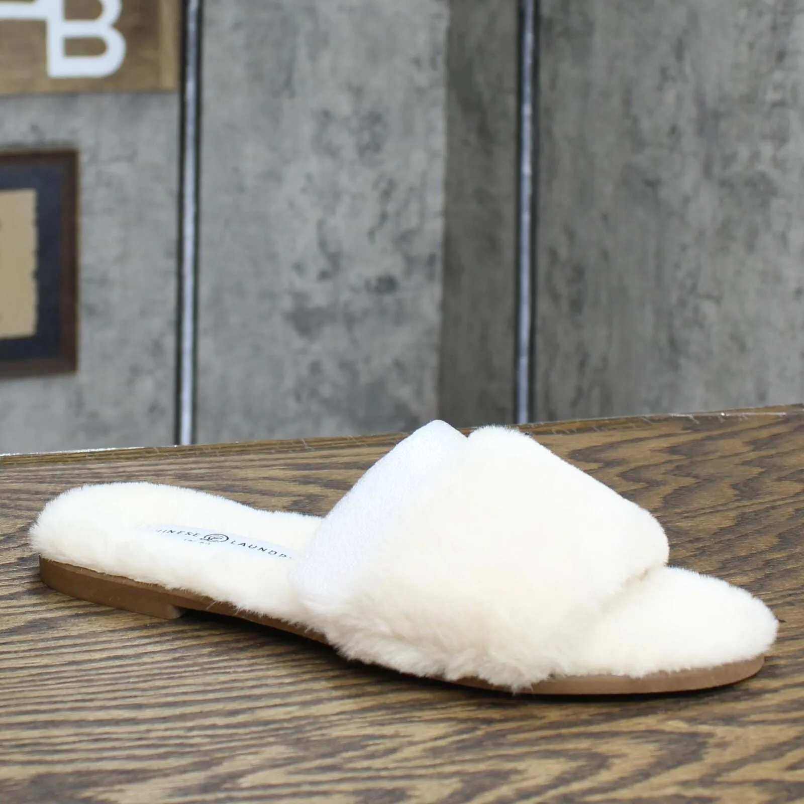 Chinese Laundry Womens Mulholland Fuzzy Flat Sandals Cream 7