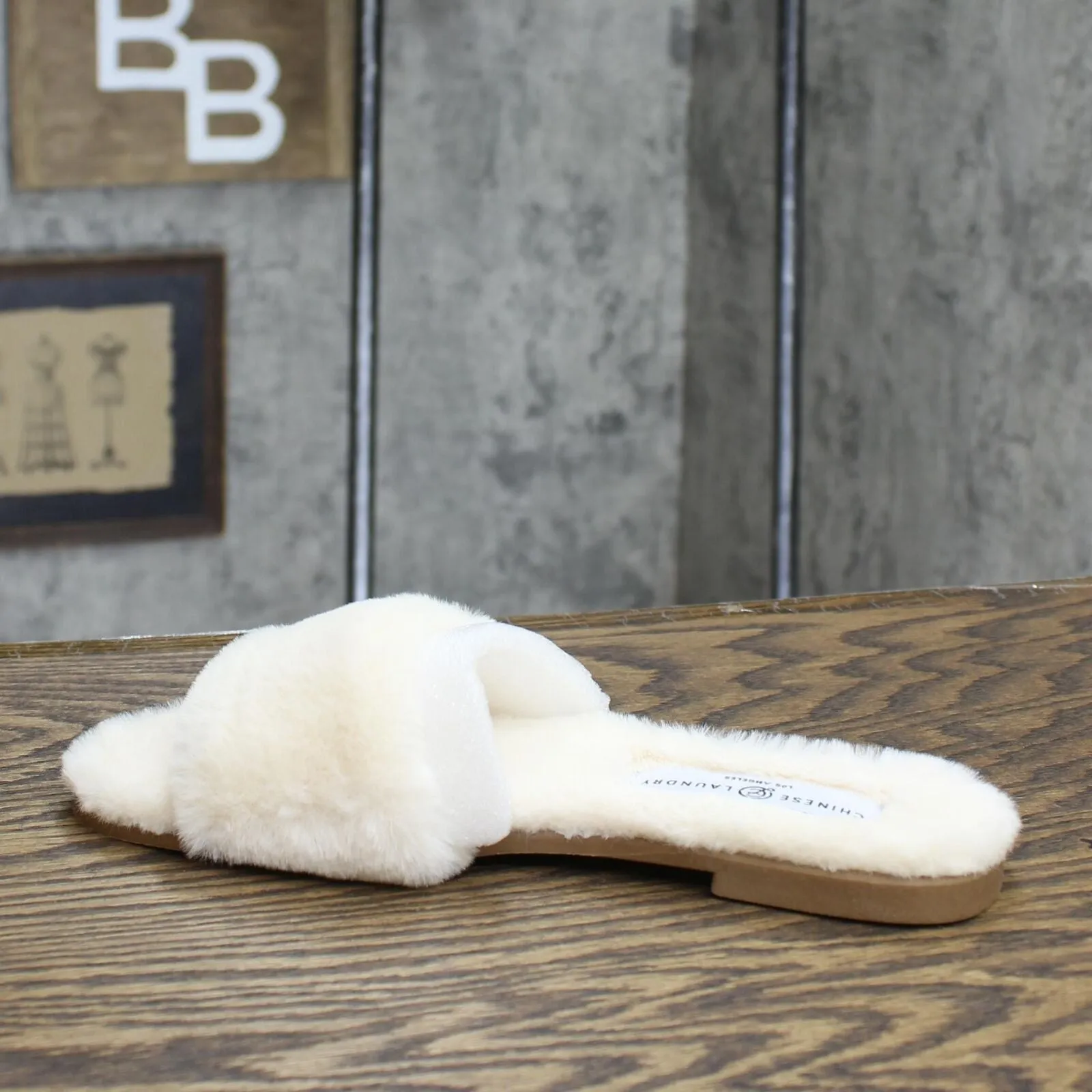 Chinese Laundry Womens Mulholland Fuzzy Flat Sandals Cream 7