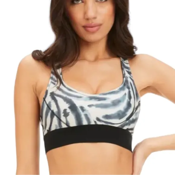 Good American Reversible Double Knit Sports Bra in Peyote Zebra (4 / XL)