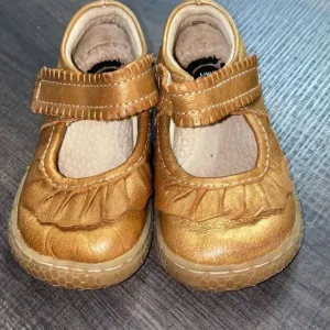 LIVIE &amp; LUCA gold slip on Mary Jane shoes size 5 toddler girl