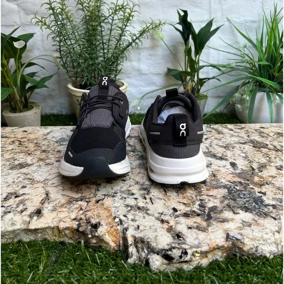 ON Cloud Sky for Youth | Black &amp;Eclipse  unisex SIZE 3.5Y gently used