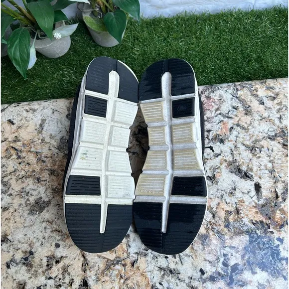 ON Cloud Sky for Youth | Black &amp;Eclipse  unisex SIZE 3.5Y gently used