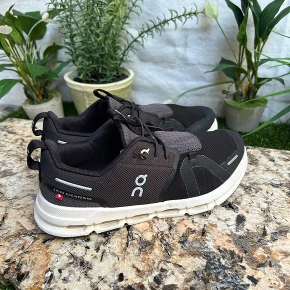 ON Cloud Sky for Youth | Black &amp;Eclipse  unisex SIZE 3.5Y gently used