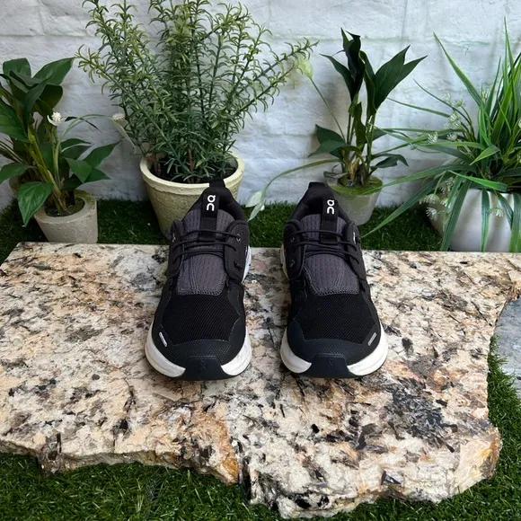 ON Cloud Sky for Youth | Black &amp;Eclipse  unisex SIZE 3.5Y gently used