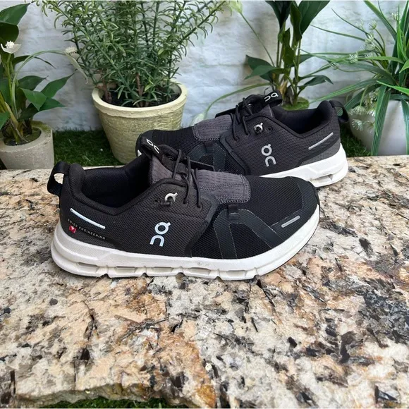 ON Cloud Sky for Youth | Black &amp;Eclipse  unisex SIZE 3.5Y gently used