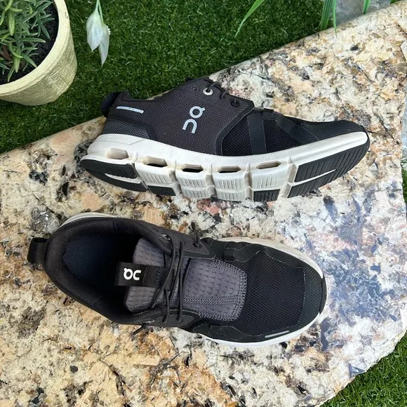 ON Cloud Sky for Youth | Black &amp;Eclipse  unisex SIZE 3.5Y gently used